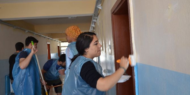 Üniversite Öğrencileri, İlkokul Duvarını Boyadı
