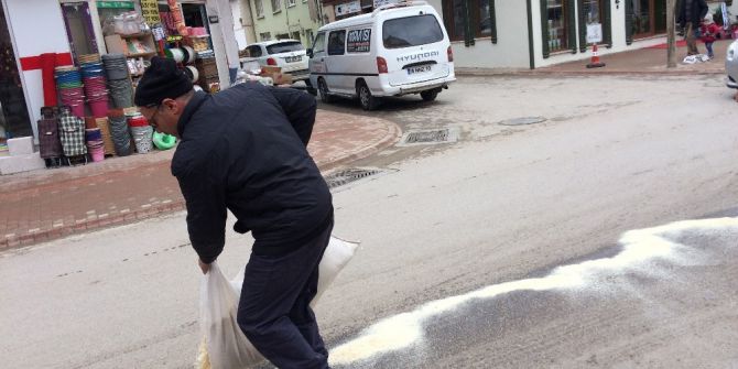 Kara Yolu Yağ Pistine Döndü