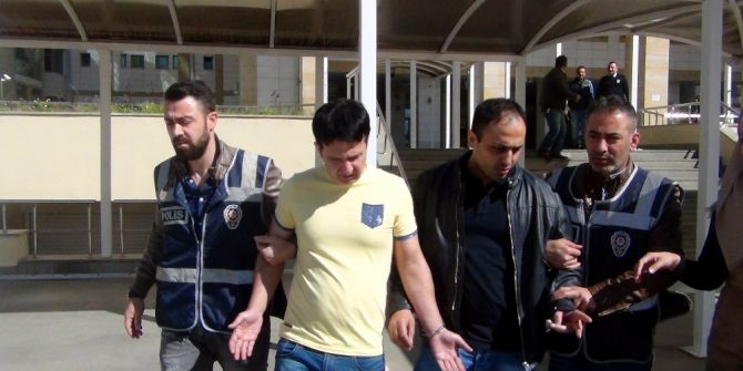 Antalya’da Turistlere Kendilerini Polis Olarak Tanıtan 2 İranlı Yankesici Tutuklandı