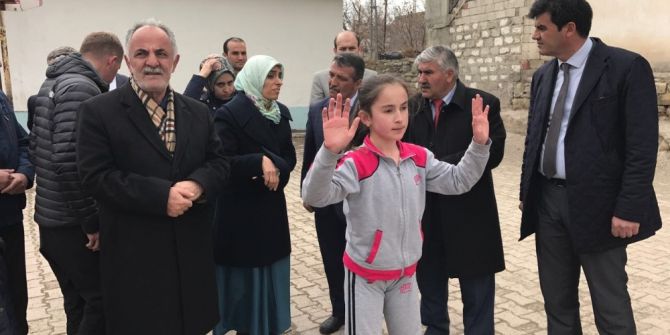 Taşkesenlioğlu Çocuklarla Voleybol Oynadı