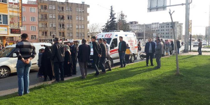 Hafif Ticari Araç Çocuğa Çarptı:1 Yaralı