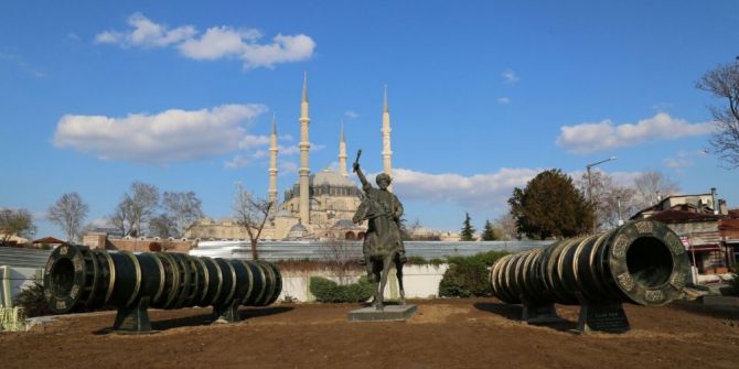 Edirne’de Fatih Heykeli Geçici Olarak Selimiye’nin Önüne Taşındı