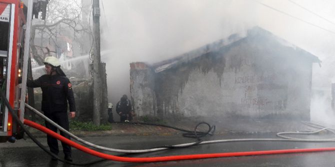 Şişli’de Bir Gecekondu Alev Alev Yandı