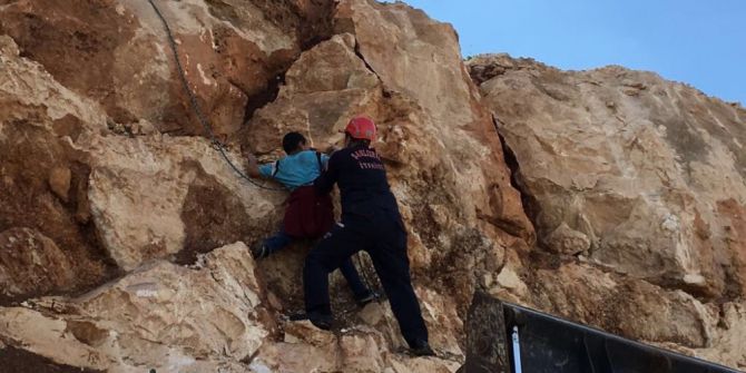 Kayalıklarda Mahsur Kalan Çocuk Kurtarıldı