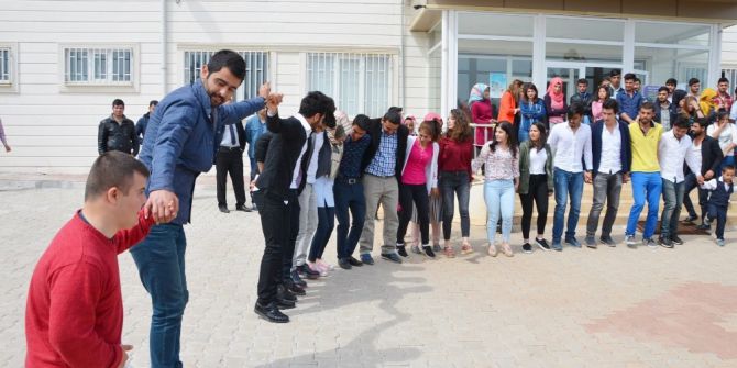 Down Sendromlu Çocuklar Üniversitede Halay Çektiği