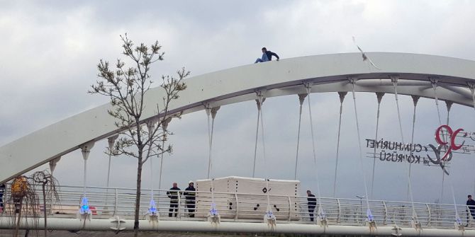 İntihar İçin Köprüye Çıkan Şahsı Polis Ve Vatandaşlar İkna Etti