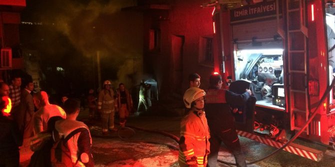 İzmir’de Metruk Bir Binada Yangın Çıktı
