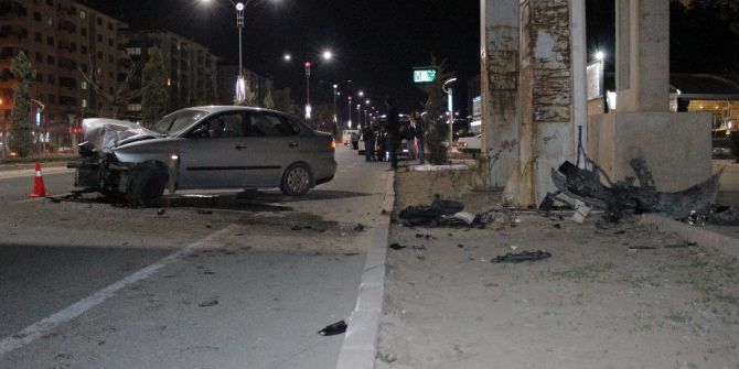 Otomobil Yaya Geçidinin Kolonlarına Çarptı: 3 Yaralı