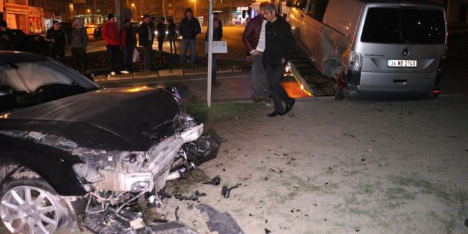 Refüjü Aşan Otomobil Minibüse Çarptı: 5 Yaralı