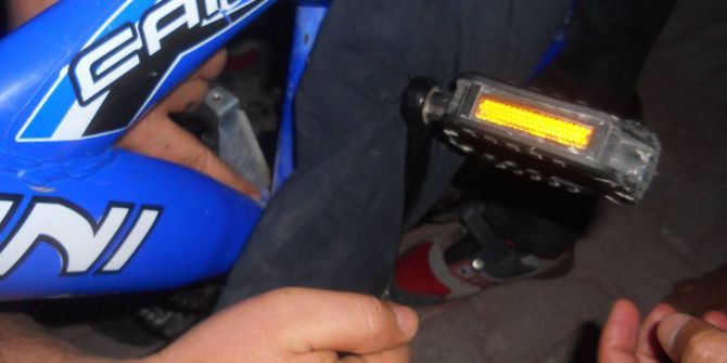 Ayağı Bisiklete Sıkışan Çocuğu İtfaiye Kurtardı