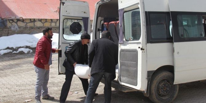 Başkale Belediyesinden Yoksul Ailelere Ekmek Ve Un Yardımı
