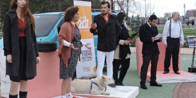 Dünya Tiyatro Günü’nde Sokak Performansı Gerçekleştirdiler