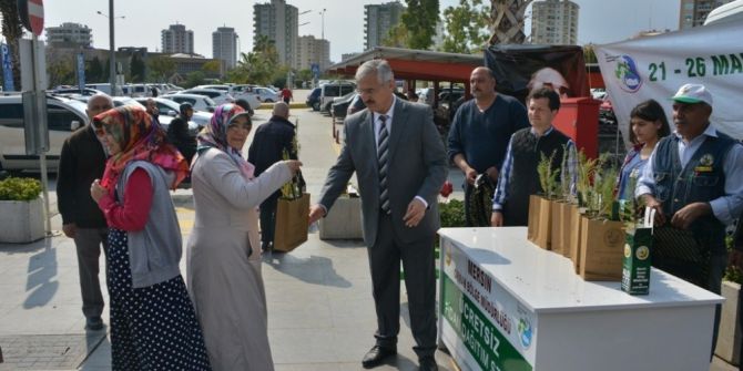 Yüzlerce Fidan Ücretsiz Dağıtıldı