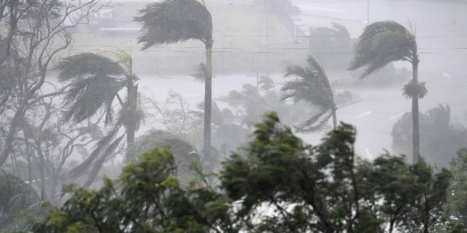 Kuvvetli Rüzgar Ve Yağmur Avustralya Airlie Plajını Vurdu