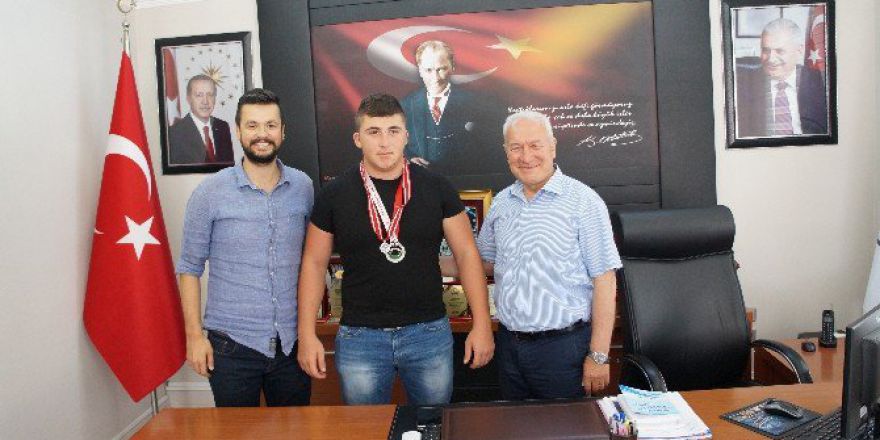 Başarılı Sporcular Ödüllendirildi