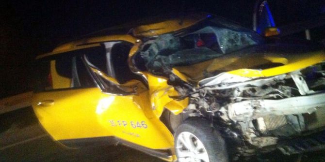 Ticari Taksi Arkadan Tıra Çarptı: 1’i Ağır 2 Yaralı