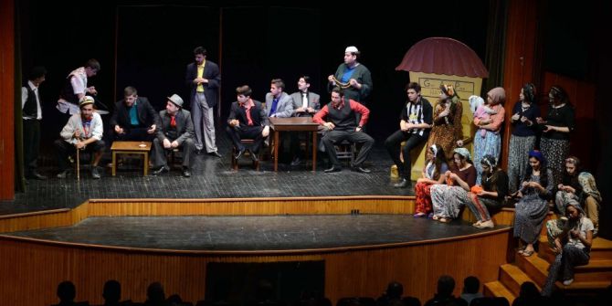 Tiyatro Okulu Öğrencilerinin Mezuniyet Coşkusu