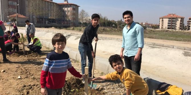Minikler, Gençlerle Birlikte Fidan Dikti
