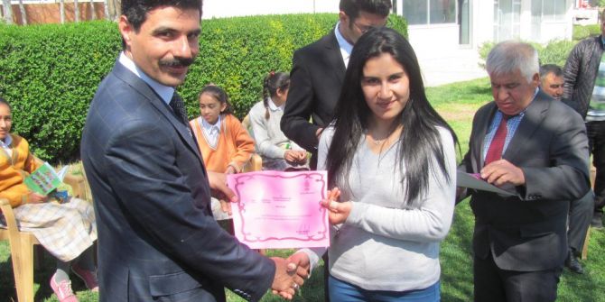 Kaymakam, Protokol Ve Öğrencilerle Kitap Okudu