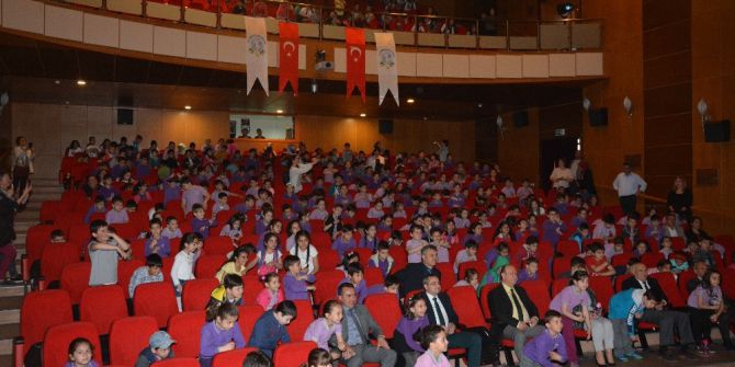 Başkan Özakcan, Çocuklarla Birlikte Eğlendi