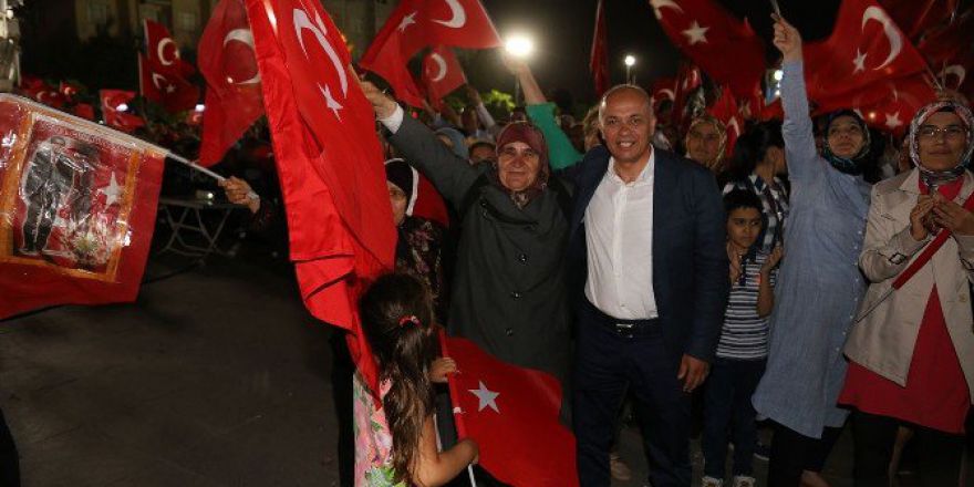 Başkan Çalışkan’ın Demokrasi Nöbeti