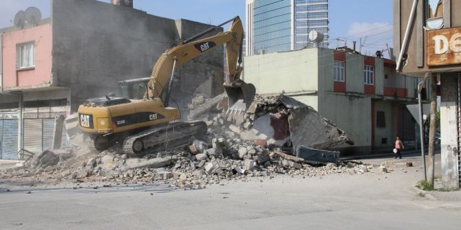 Yüreğir’de Metruk Binalar Yıkılıyor