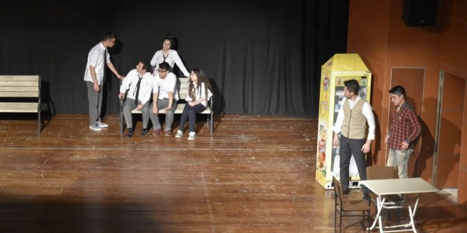 "Önce Sevgiler Sonra Ümitler Kaybolup Gittiler" Oyununa Büyük İlgi