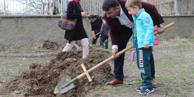 Elazığ’da Öğrenciler, Fidan Dikti