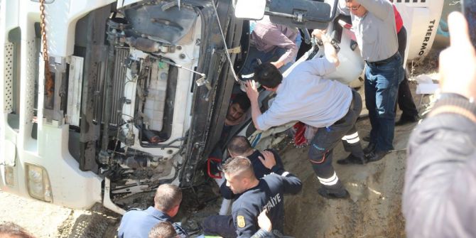 Hisarcık’ta Devrilen Tırda Sıkışan Sürücü 3 Saatte Çıkartılabildi