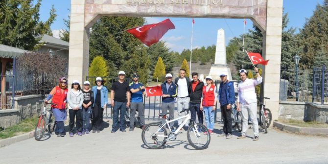 Gönüllü Gençlerden Çevre Temizliği