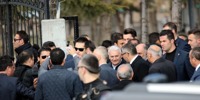 Başbakan Binali Yıldırım Şehit Ömer Halisdemir’in Kabrini Ziyaret Etti