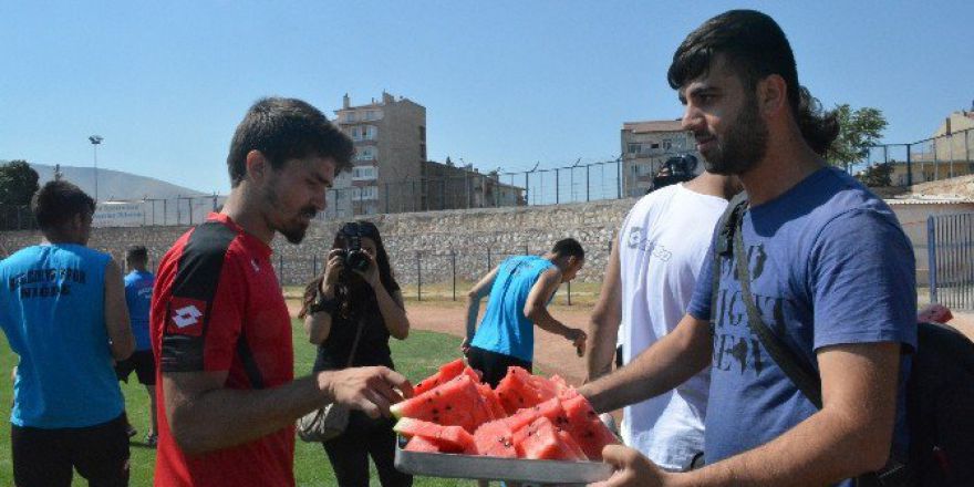 Basın Mensuplarından Niğde Belediyespor’un Oyuncularına Karpuz İkramı
