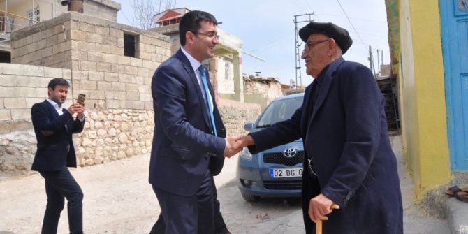 Besni Kaymakamı Gencer Köy Gezilerini Sürdürüyor