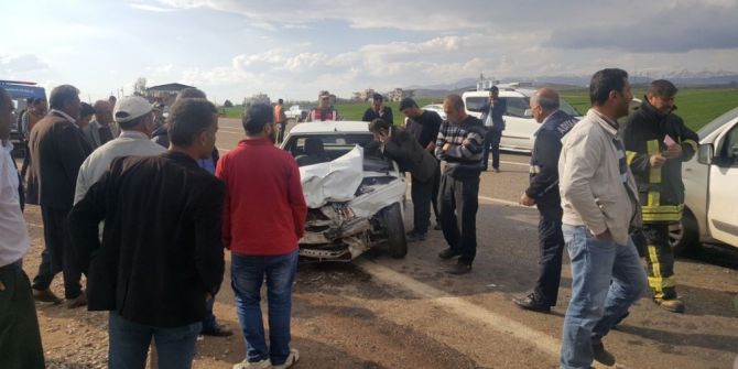 Hafif Ticari Araçla Otomobil Çarpıştı: 5 Yaralı