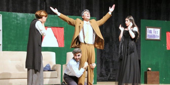 7 Aralık Tiyatro Topluluğu “Yalancı Aranıyor” Oyununu Sergiledi