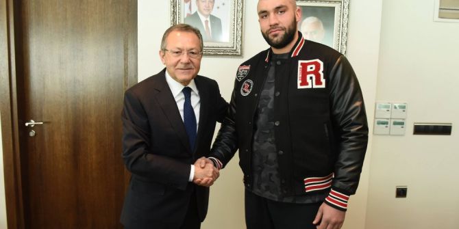 Şampiyon Boksör Büyükşehir’de