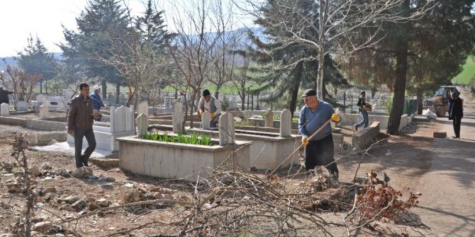 Yarbaşı Mezarlığı Temizlendi