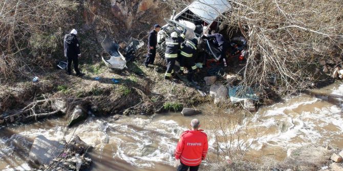 Otomobil Dereye Uçtu: 1 Ölü