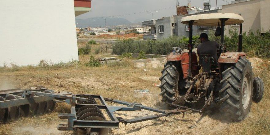 Toroslar’da Haşere Ve Görüntü Kirliliğine Karşı Boş Arsalarda Temizlik