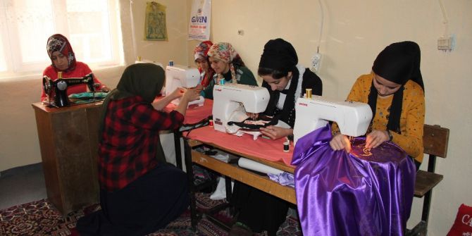 Genç Kızlar Meslek Öğreniyor