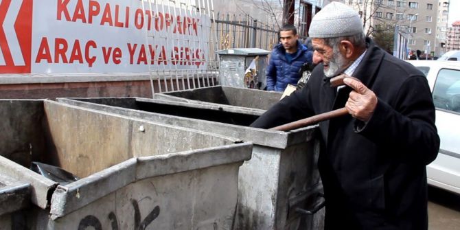 Bastonuyla Çöpte Yiyecek Arayan Yaşlı Adam Yürek Burktu