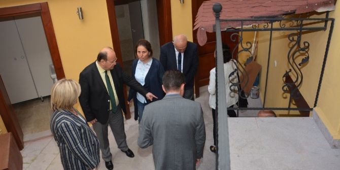 Başkan Özakcan, Restorasyonu Süren Konakları İnceledi
