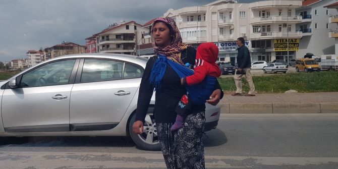 Trafiği Tehlikeye Düşüren Dilenciler Zabıtaya Direnip Gazetecilere Saldırdı