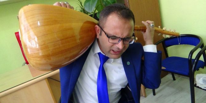 Sazı Ensesinde Çalıyor