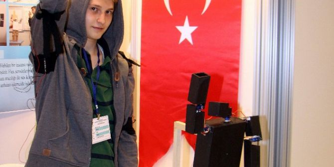 Liseli Gençler Çok Amaçlı İnsansı Robot Üretti