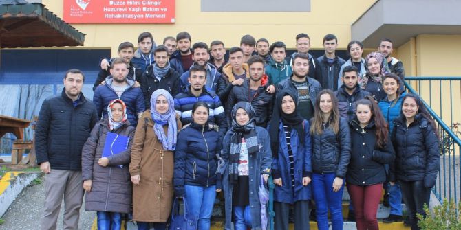 Üniversite Öğrencileri Huzurevi Sakinlerini Ziyaret Etti