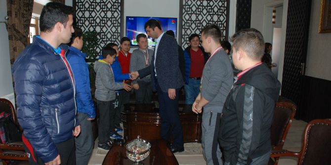 Başarılı Güreşçilerden Bayramiç Belediye Başkanı Arslan’a Ziyaret