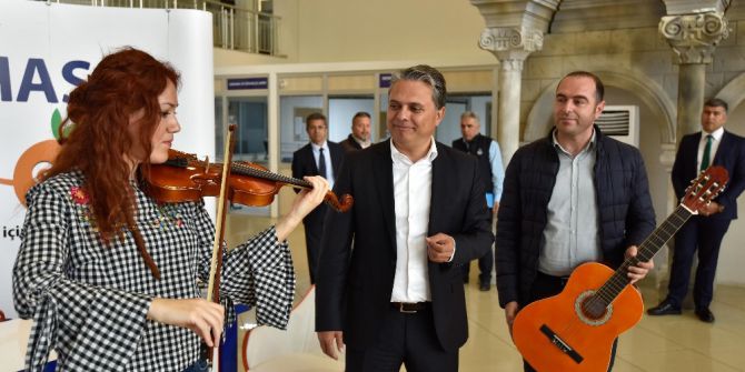 Uysal’dan Duacı’daki Öğrencilere Müzik Aleti