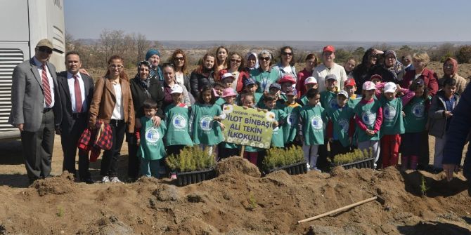 Eko Okullar 2 Bin 500 Fidanı Toprakla Buluşturdu