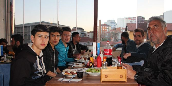 Bilecikspor Futbolcuları Maç Sonrası Moral Yemeğinde Bir Araya Geldi